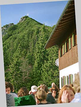 Terrasse vor dem Herzogstandhaus, oben: Gipfel des Martinskopfs